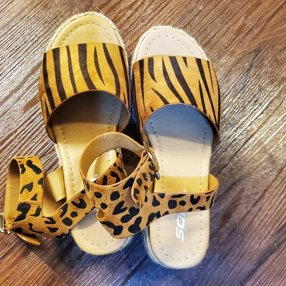 Soda Tiger/Cheetah Print Sandals 🐆 🐅 - Picture 5 of 5